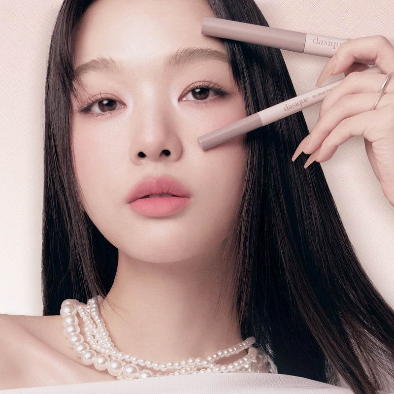 DASIQUE Pro Slim Brow Cara 6 colors, mascara à sourcils de la marque DASIQUE, appliqué sur maquillage près du visage