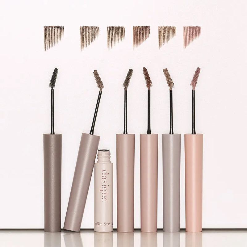 DASIQUE Pro Slim Brow Cara 6 colors, maquillage sourcils de la marque DASIQUE, tubes et brosses sur fond clair