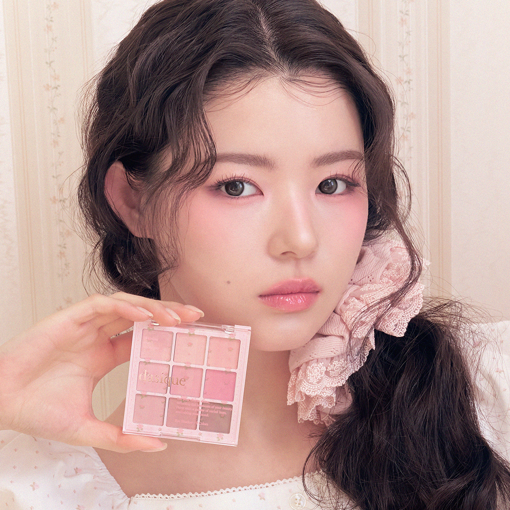DASIQUE Shadow Palette 8g (#01 - #39) de la marque DASIQUE : maquillage, palette rose tenue près du visage maquillé
