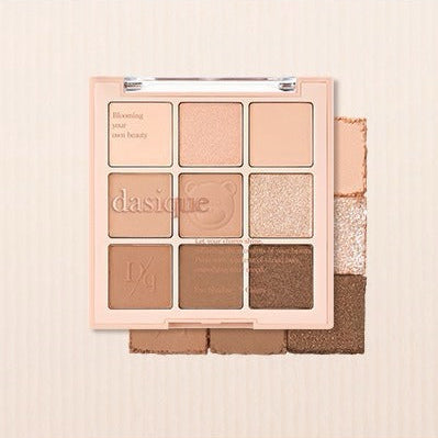 DASIQUE Shadow Palette 8g (#01 - #39) de la marque Dasique, palette maquillage yeux, teintes nudes sur fond clair.