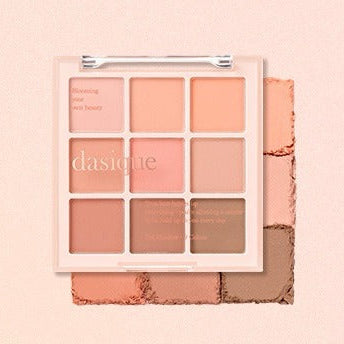 DASIQUE Shadow Palette 8g (#01 - #39) de la marque DASIQUE, palette de fards nude sur fond maquillage beige