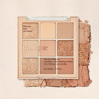 DASIQUE Shadow Palette 8g (#01 - #39) : palette maquillage avec fards nude et dorés, sur fond beige et poudre scintillante.