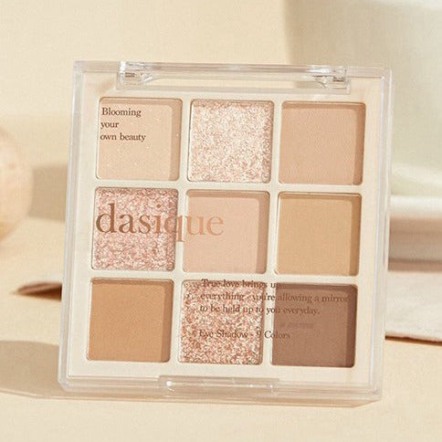 DASIQUE Shadow Palette 8g (#01 - #39) de la marque DASIQUE, palette de fards nude avec photos en gros plan.