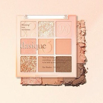 DASIQUE Shadow Palette 8g (#01 - #39) de la marque DASIQUE, palette maquillage dans un décor beige rosé, gros plan.