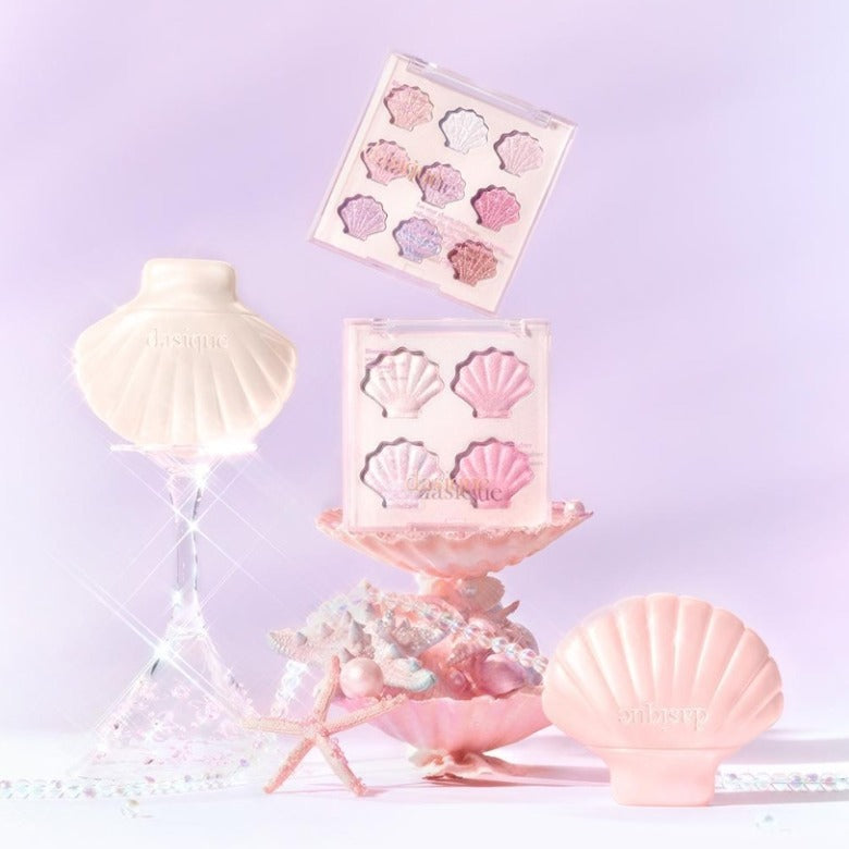 DASIQUE Shine Glowy Highlighter Palette : palette lumineuse et coquillages, sur fond rose pastel, marque DASIQUE.