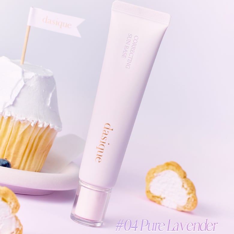 DASIQUE Correcting Sun Base 30ml de la marque DASIQUE, tube UV lavande sur fond clair et tenue estivale