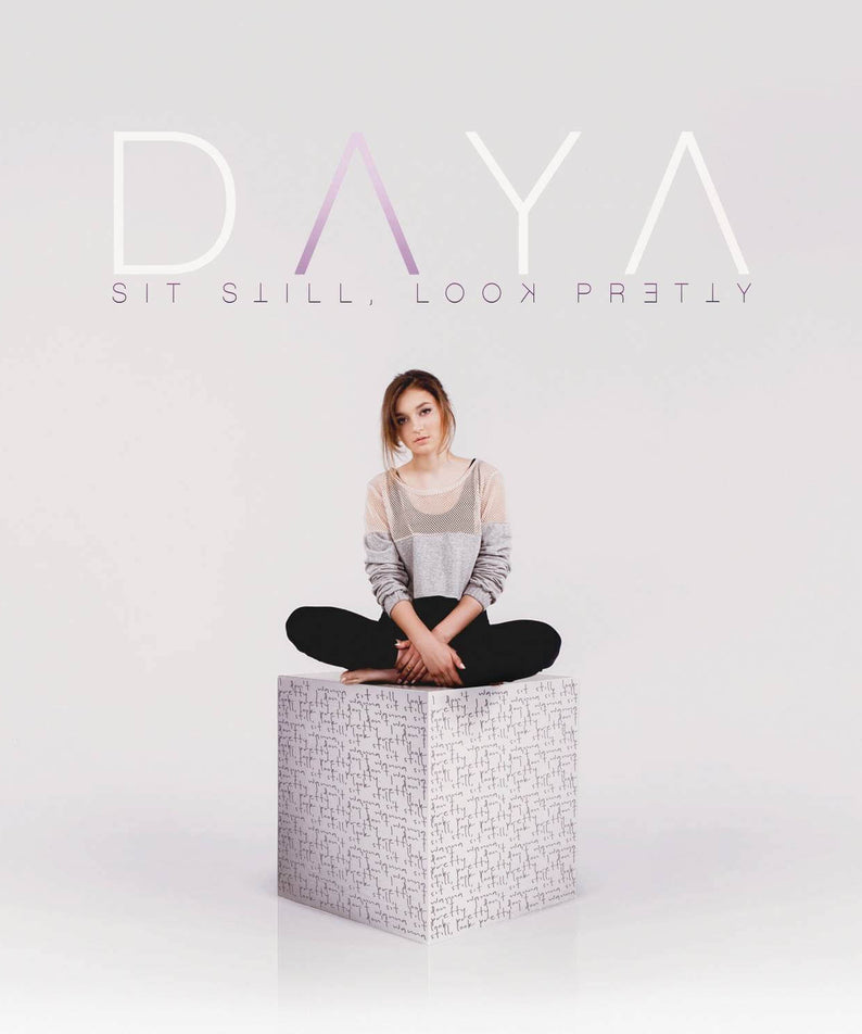 DAYA - SIT STILL, LOOK PRETTY - Album Kpop : couverture avec la chanteuse assise dans un cube, marque DAYA, visuel épuré