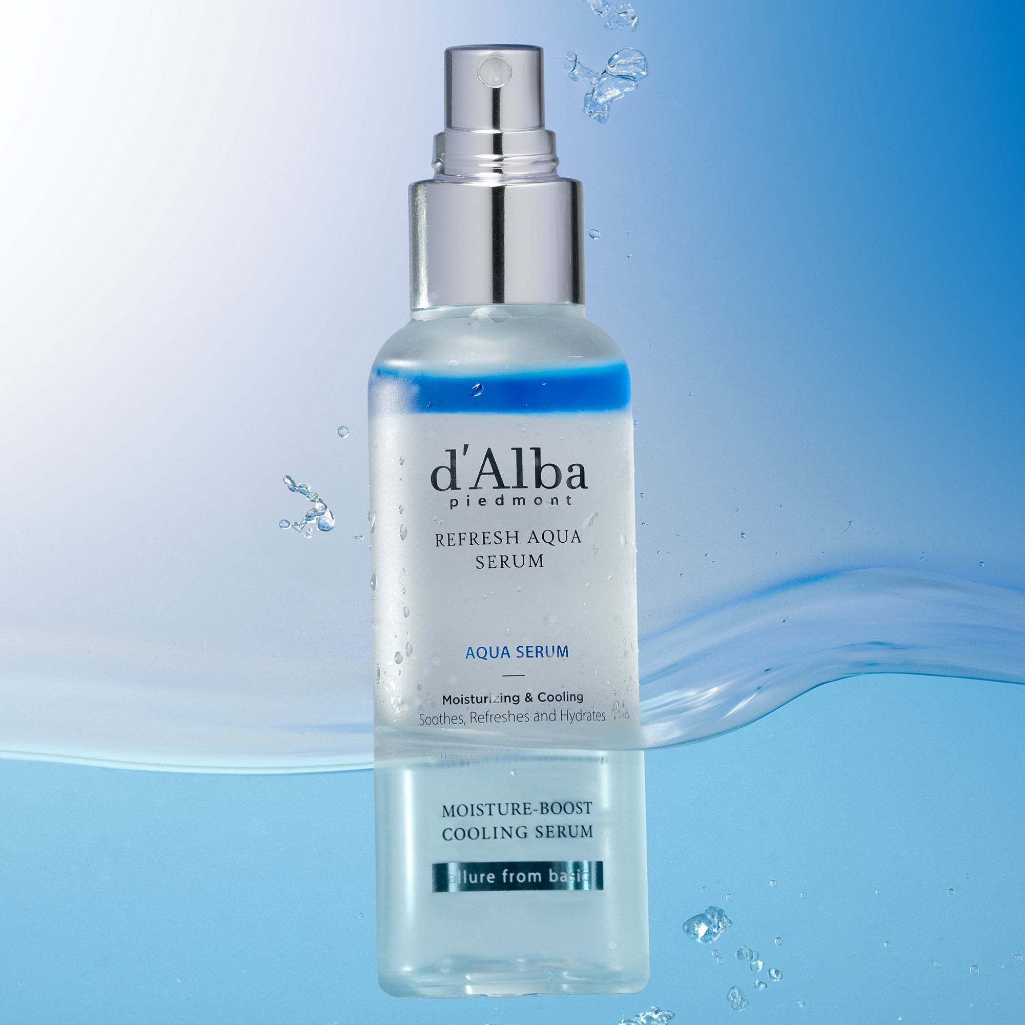 D’Alba White Truffle Refresh Aqua Serum, flacon bleu avec éclaboussures d’eau sur fond bleu, marque d’Alba en contexte visuel.