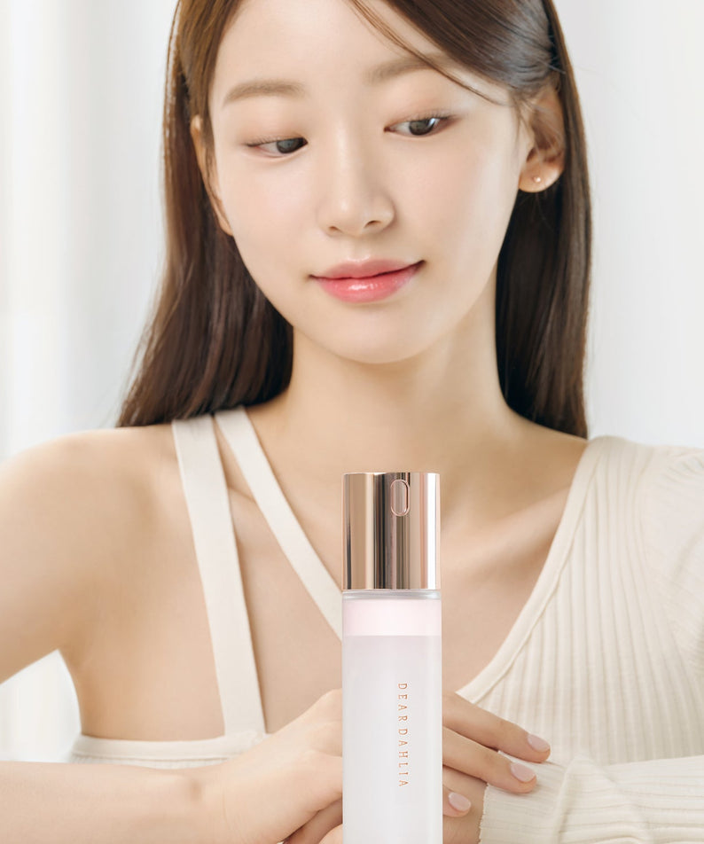 DEAR DAHLIA Endless Skin Cream Mist : bouteille en flacon tenue par une femme, peau lumineuse, contexte beauté
