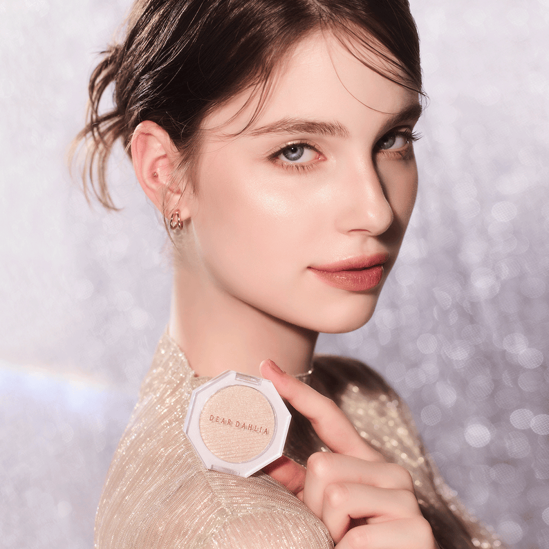 DEAR DAHLIA Glitz Glow Highlighter disponible sur Ma petite Coree, ton Eshop 100% K-beauty en direct de Seoul