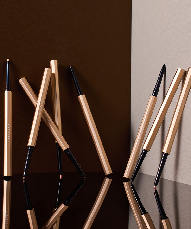 Collection de crayons DEAR DAHLIA Perfect Desighning Eyeliner Pencil présentée sur fond élégant.