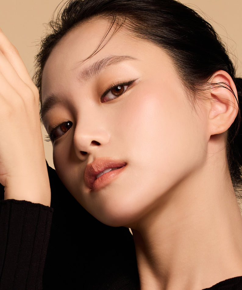 DEAR DAHLIA Perfect Desighning Eyeliner Pencil sur modèle créant un look élégant et sophistiqué avec maquillage impecable.