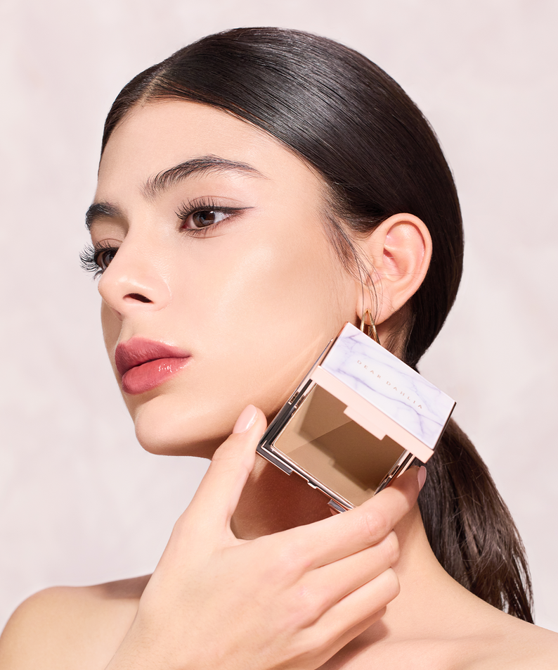 DEAR DAHLIA Skin Silhouette Contour Dou, marque DEAR DAHLIA sur peau lisse, application sur le visage (studio, fond clair).
