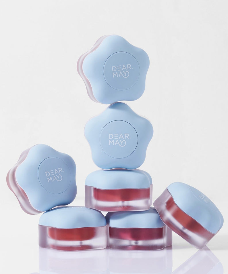 DEAR MAY Pure Falling Mood Lip Pot 6.5g empilés élégamment, image du produit cosmétique en pot bleu et rouge