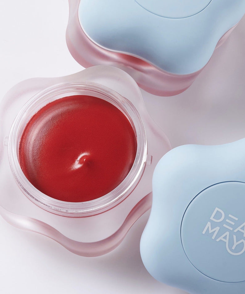 DEAR MAY Pure Falling Mood Lip Pot 6.5g, baume à lèvres en pot, couleur rouge vibrante, packaging élégant bleu et rose.