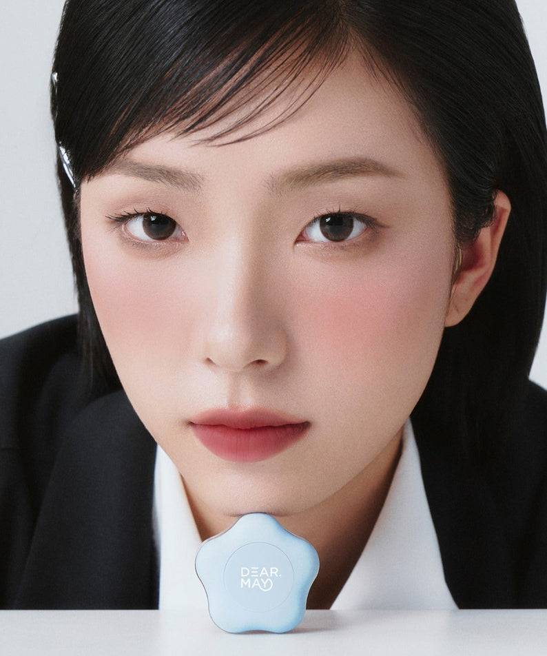 Femme avec DEAR MAY Pure Falling Mood Lip Pot 6.5g, produit de beauté coréen élégant et tendance, en avant-plan.