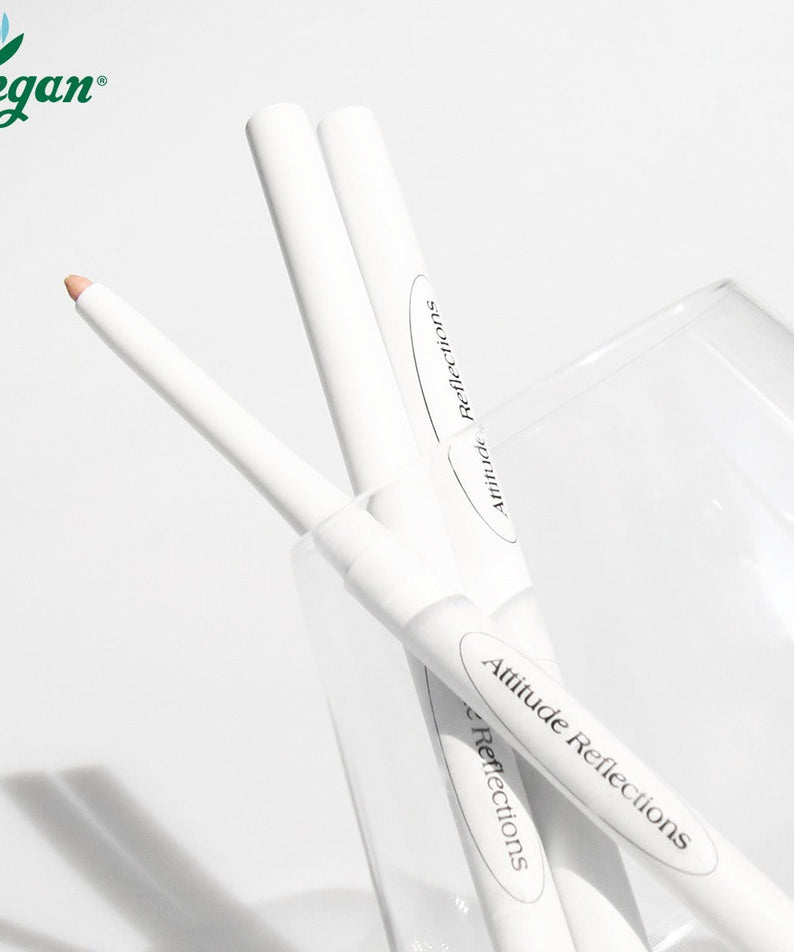 Crayon DEAR.A Slim Tip Cute Eyes Maker vegan dans un verre transparent, idéal pour des yeux expressifs et naturels.