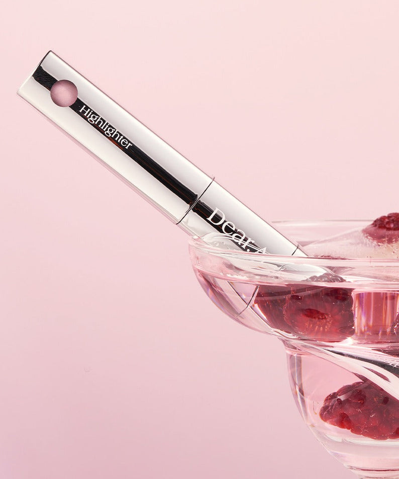 DEAR.A Blush & Beam Dual Stick de la marque DEAR.A, packaging cosmétique rose sur fond pastel, contexte visuel maquillage