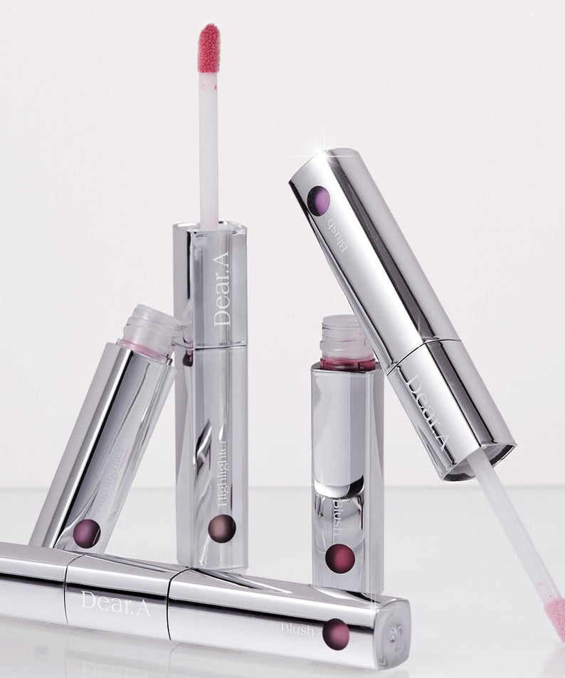 DEAR.A Blush & Beam Dual Stick de la marque DEAR.A, visuel maquillage sur fond blanc, stick blush/beam en gros plan.