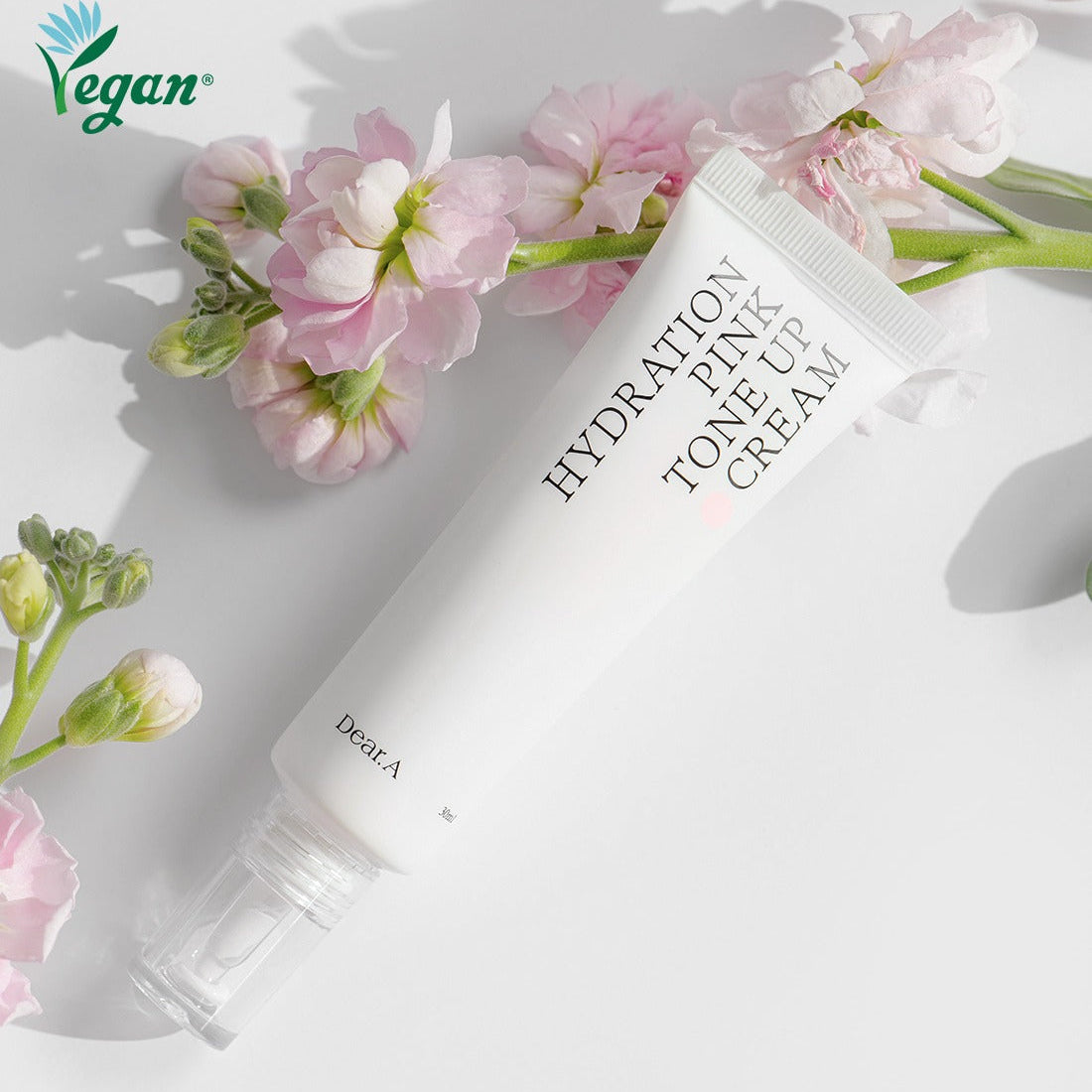 DEAR.A Hydration Pink Tone-Up Cream 30ml de la marque DEAR.A, crème hydratante rose sur fond clair avec fleurs pastel.