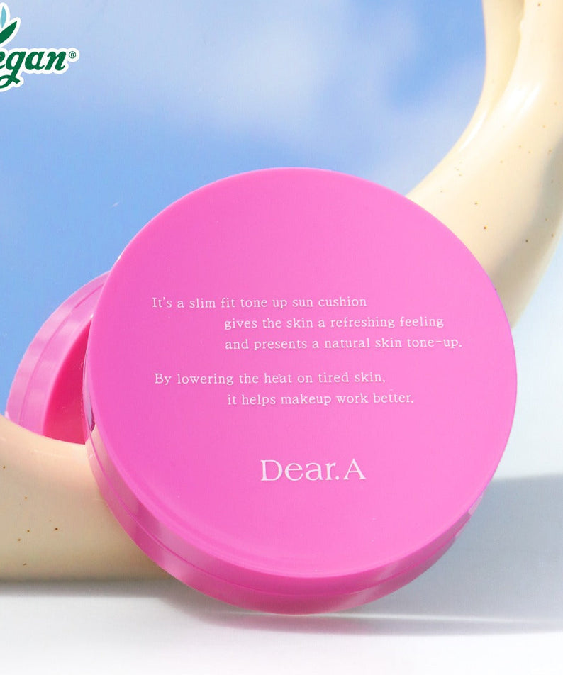 DEAR.A Slim Fit Tone-Up Sun Cushion 30ml de marque DEAR.A, produit cosmétique sur fond lumineux, capsule rose.