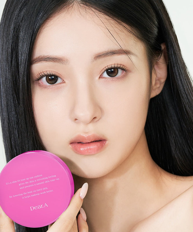 DEAR.A Slim Fit Tone-Up Sun Cushion 30ml DEAR.A, femme tenant le produit, maquillage lumineux, studio.