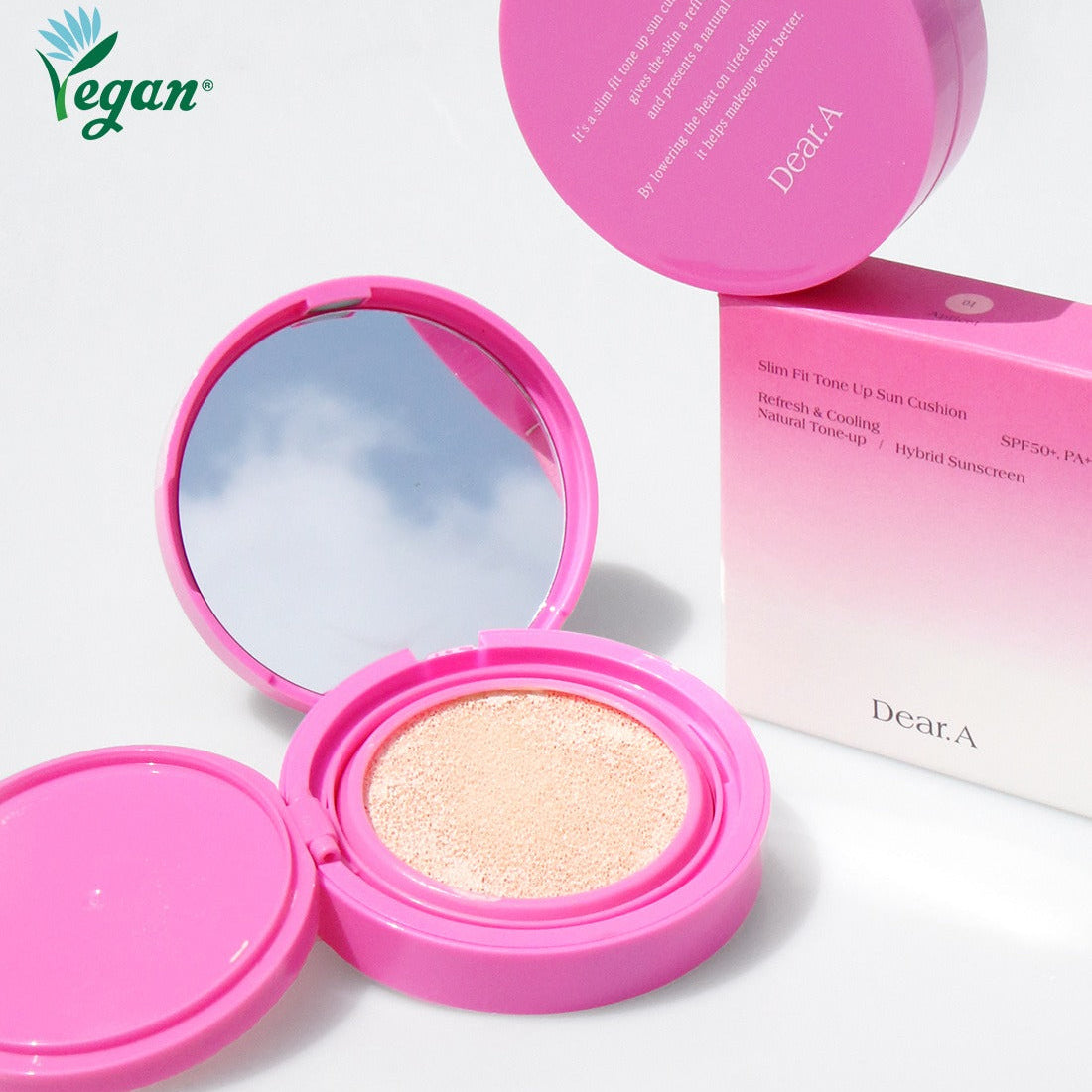 DEAR.A Slim Fit Tone-Up Sun Cushion 30ml de Dear.A, coussin solaire rose ouvert sur fond blanc, contexte beauté.
