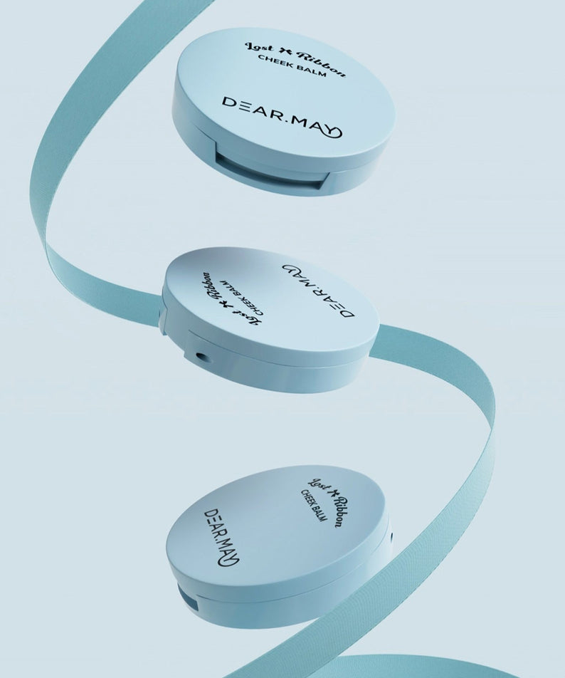 DEAR MAY Lost Ribbon Check Balm en formes élégantes avec rubans flottants, produit cosmétique tendance en France.