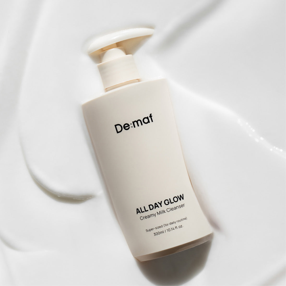DE:MAF All Day Glow Creamy Milk Cleanser 300ml de De:maf, flacon crème sur fond blanc lumineux, gouttes de lait.