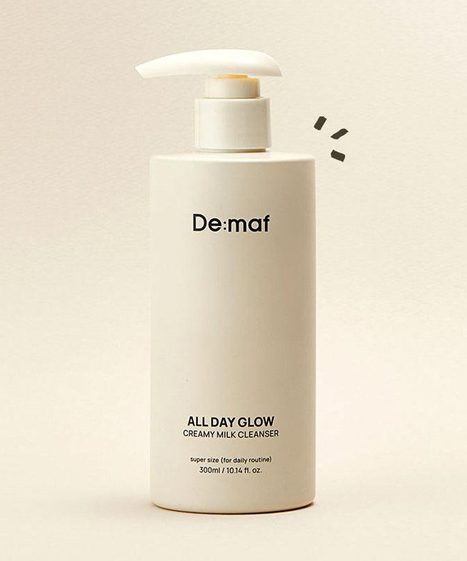 DE:MAF All Day Glow Creamy Milk Cleanser 300ml De-malf nettoyant lait crème sur fond clair, flacon pompe blanc.