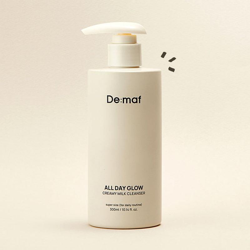 DE:MAF All Day Glow Creamy Milk Cleanser 300ml De-malf nettoyant lait crème sur fond clair, flacon pompe blanc.