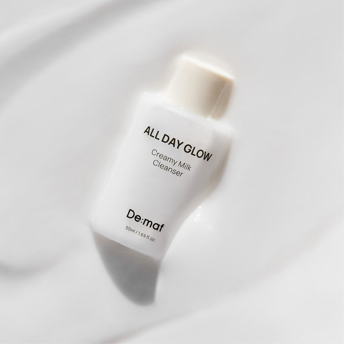 DE:MAF All Day Glow Creamy Milk Cleanser 50ml, flacon sur fond blanc, crème laiteuse nettoyante De.maf, vue produit.