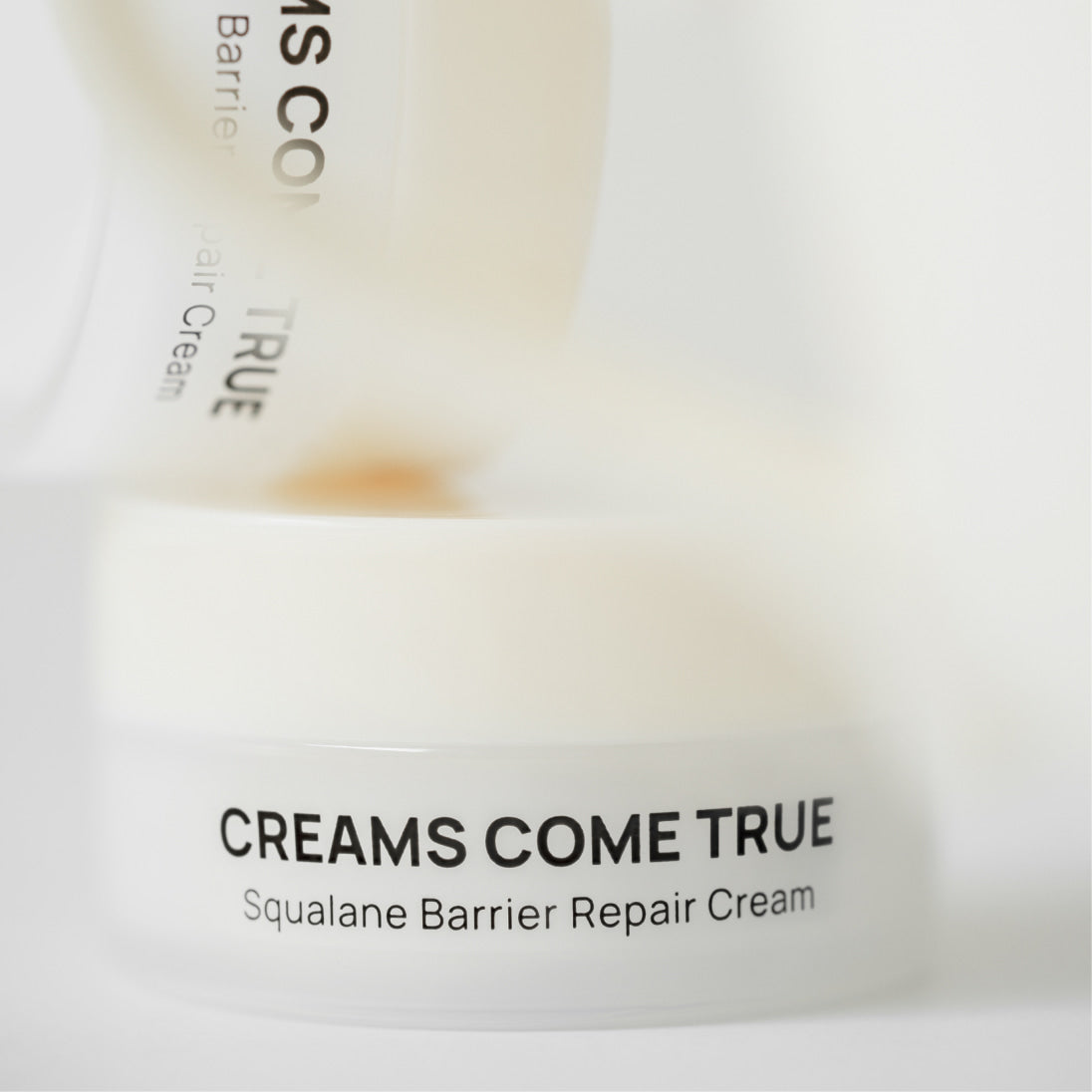 DE:MAF Creamscumtrue Squalane Barrier Repair Cream 15ml, tube cosmétique sur fond blanc, gros plan, Décris l'image en français