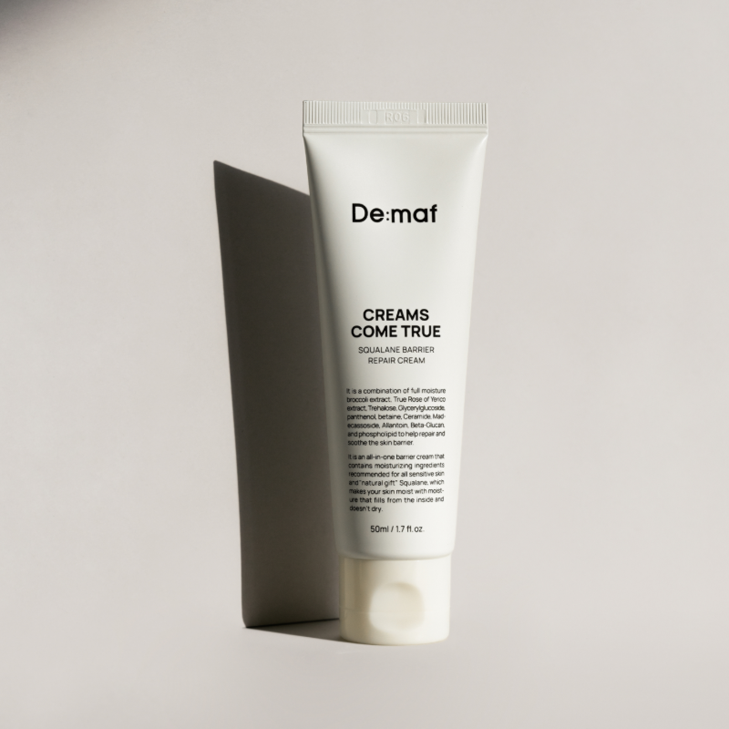 DE:MAF Creamscumtrue Squalane Barrier Repair Cream 50ml, crème De:maf sur fond clair en tube, visuel produit.