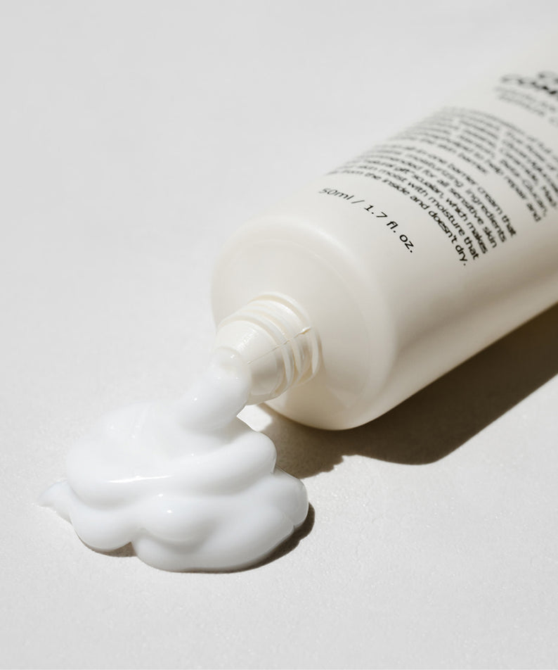 DE:MAF Creamscumtrue Squalane Barrier Repair Cream 50ml, tube blanc et crème blanche sur fond clair (visuel produit)