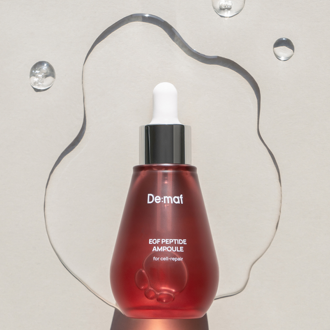 DE:MAF EGF Peptide Ampoule 55ml De:maf, flacon rouge sur fond clair, gouttes et bulles, esthétique soin visage.