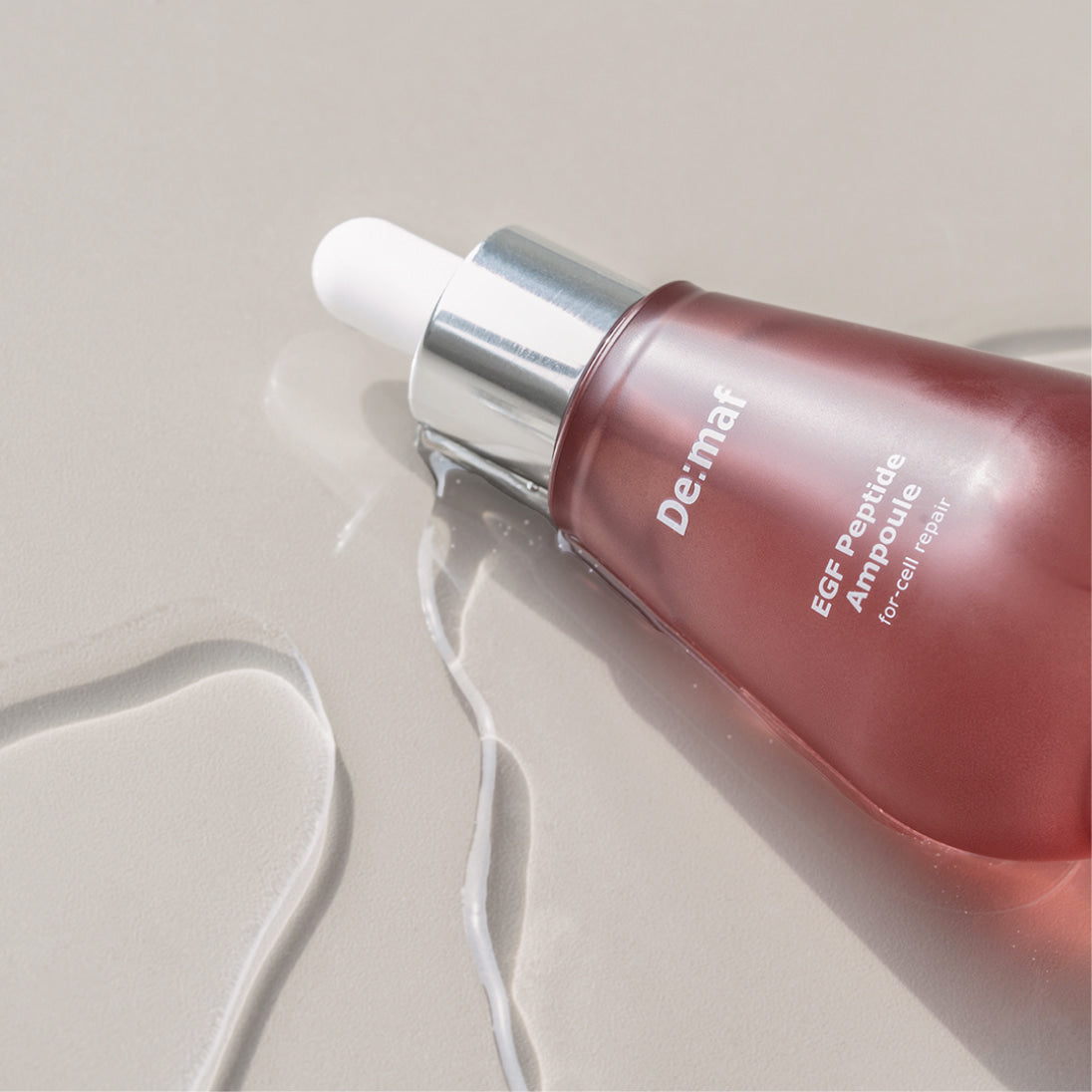 DE:MAF EGF Peptide Ampoule 55ml de Démai, flacon rose sur fond clair, gros plan en contexte soins visage.