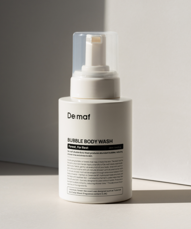 DE:MAF Forest Bubble Body Wash 280ml de De:maf, bouteille de gel douche aux bulles sur fond clair, ambiance forêt.