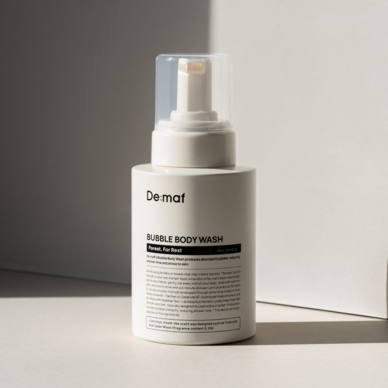 DE:MAF Forest Bubble Body Wash 280ml de De:maf, bouteille de gel douche aux bulles sur fond clair, ambiance forêt.