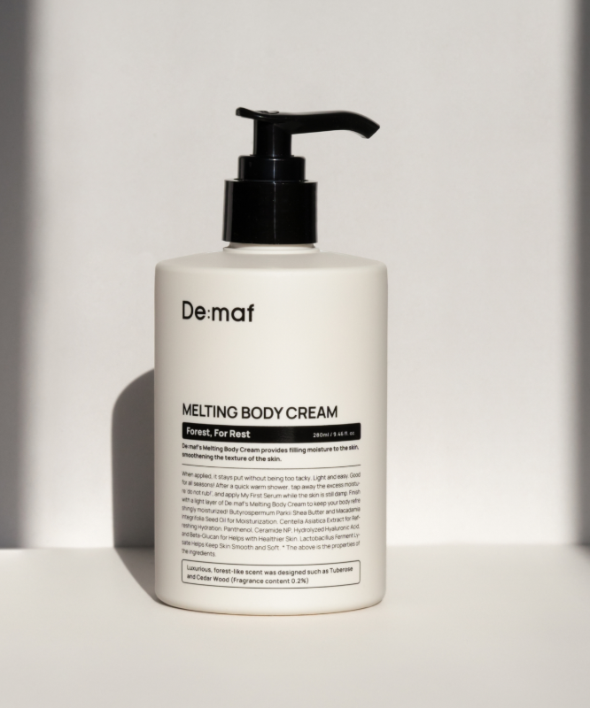 DE:MAF Forest Melting Body Cream 280ml de De:maf, flacon blanc avec pompe sur fond clair, ambiance forêt