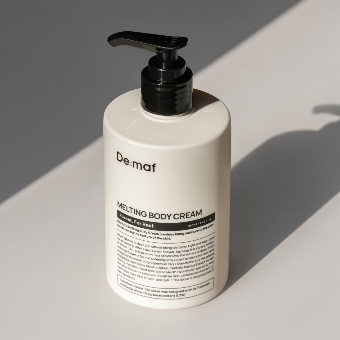 DE:MAF Forest Melting Body Cream 280ml Demaf, flacon blanc avec pompe, crème corps sur fond clair.