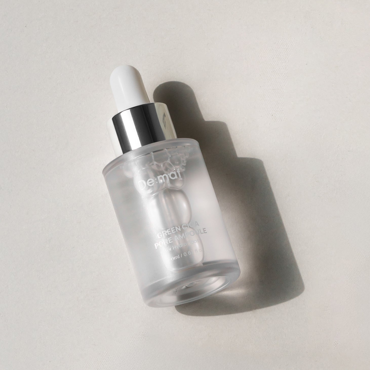 DE:MAF Green Cica Pore Ampoule 20ml, sérum vert cica de la marque DE:MAF sur fond clair, flacon verre