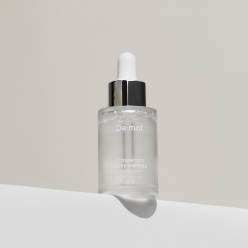 DE:MAF Green Cica Pore Ampoule 20ml, sérum Demaf vert sur fond clair, photo produit en lumière douce.