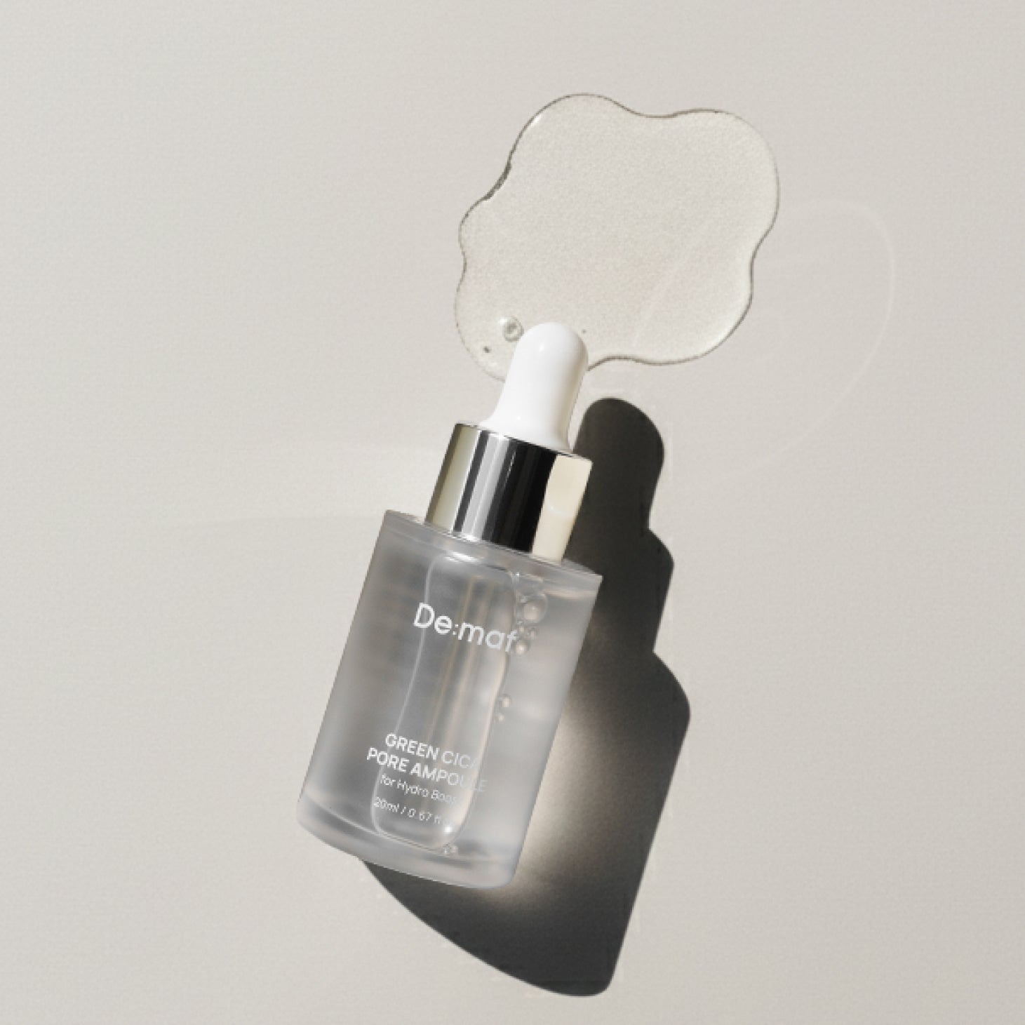 DE:MAF Green Cica Pore Ampoule 20ml de De:maf, sérum visage sur fond clair, goutte et texture cica vertes