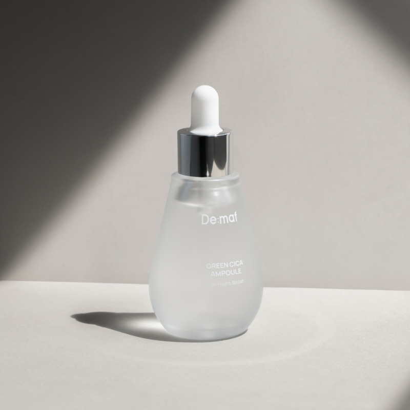 DE:MAF Green Cica Pore Ampoule 50ml de la marque De:maf, sérum anti-pores vert cica, flacon sur fond clair minimaliste.