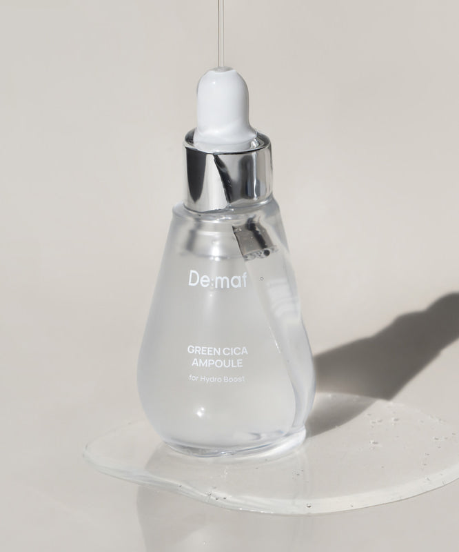 DE:MAF Green Cica Pore Ampoule 50ml, flacon sur fond blanc, marque De:maf, éclat et ombre, mise en scène produit