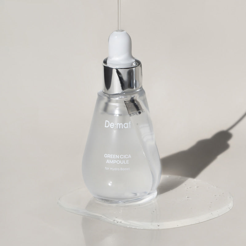 DE:MAF Green Cica Pore Ampoule 50ml, flacon sur fond blanc, marque De:maf, éclat et ombre, mise en scène produit