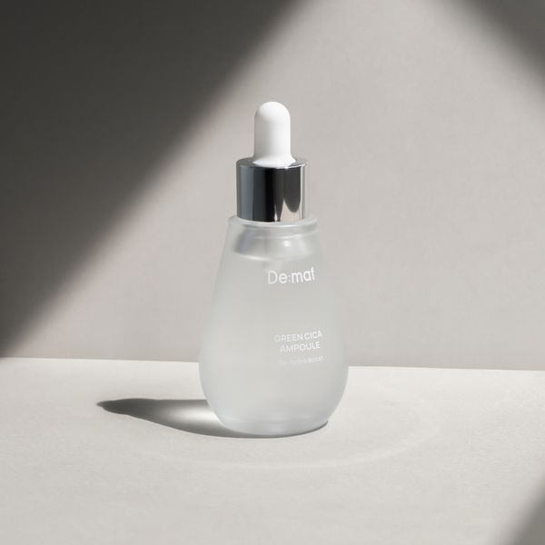 DE:MAF Green Cica Pore Ampoule 50ml de la marque DE-mat, sérum visage vert cica sur fond minimaliste.