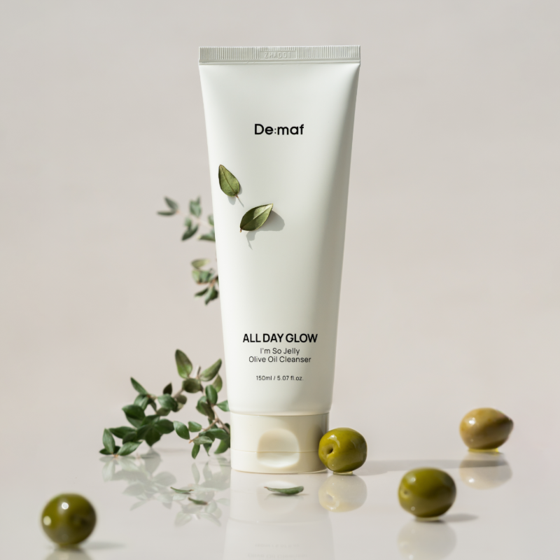 DE:MAF I'm So Jelly Olive Oil Cleanser 150ml de De:maf, tube crème blanc avec olives et feuilles, fond clair