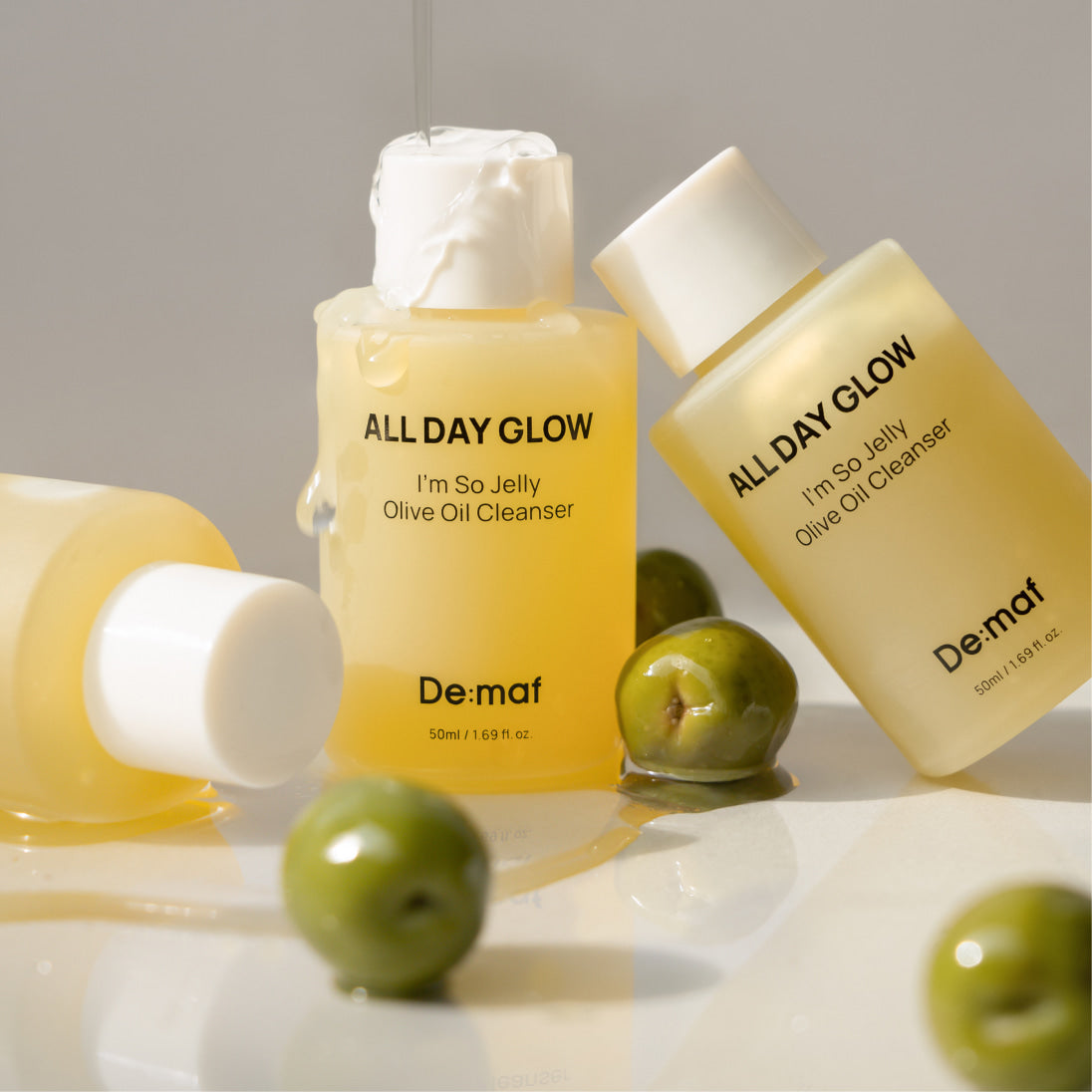 DE:MAF I'm So Jelly Olive Oil Cleanser 50ml de la marque De-marf, flacons sur fond clair avec olives et crème